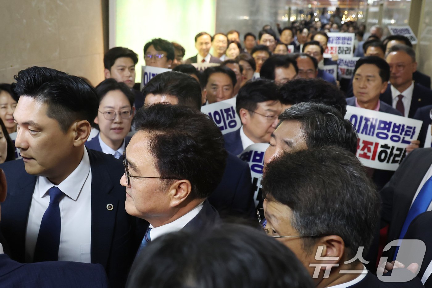 우원식 국회의장이 10일 오후 서울 여의도 국회 의장실에서 나와 본회의장으로 향하고 있다. 2024.6.10/뉴스1 ⓒ News1 김민지 기자