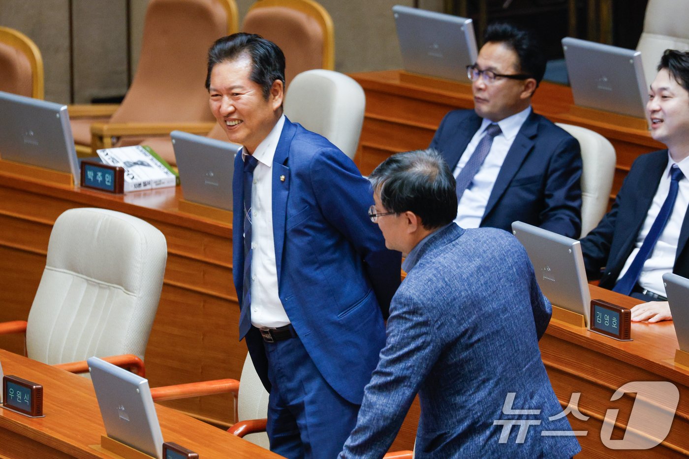 여야가 22대 국회 원 구성을 놓고 끝내 합의에 이르지 못한 10일 오후 서울 여의도 국회에서 열린 본회의에서 정청래 더불어민주당 의원이 미소 짓고 있다. 2024.6.10/뉴스1 ⓒ News1 안은나 기자