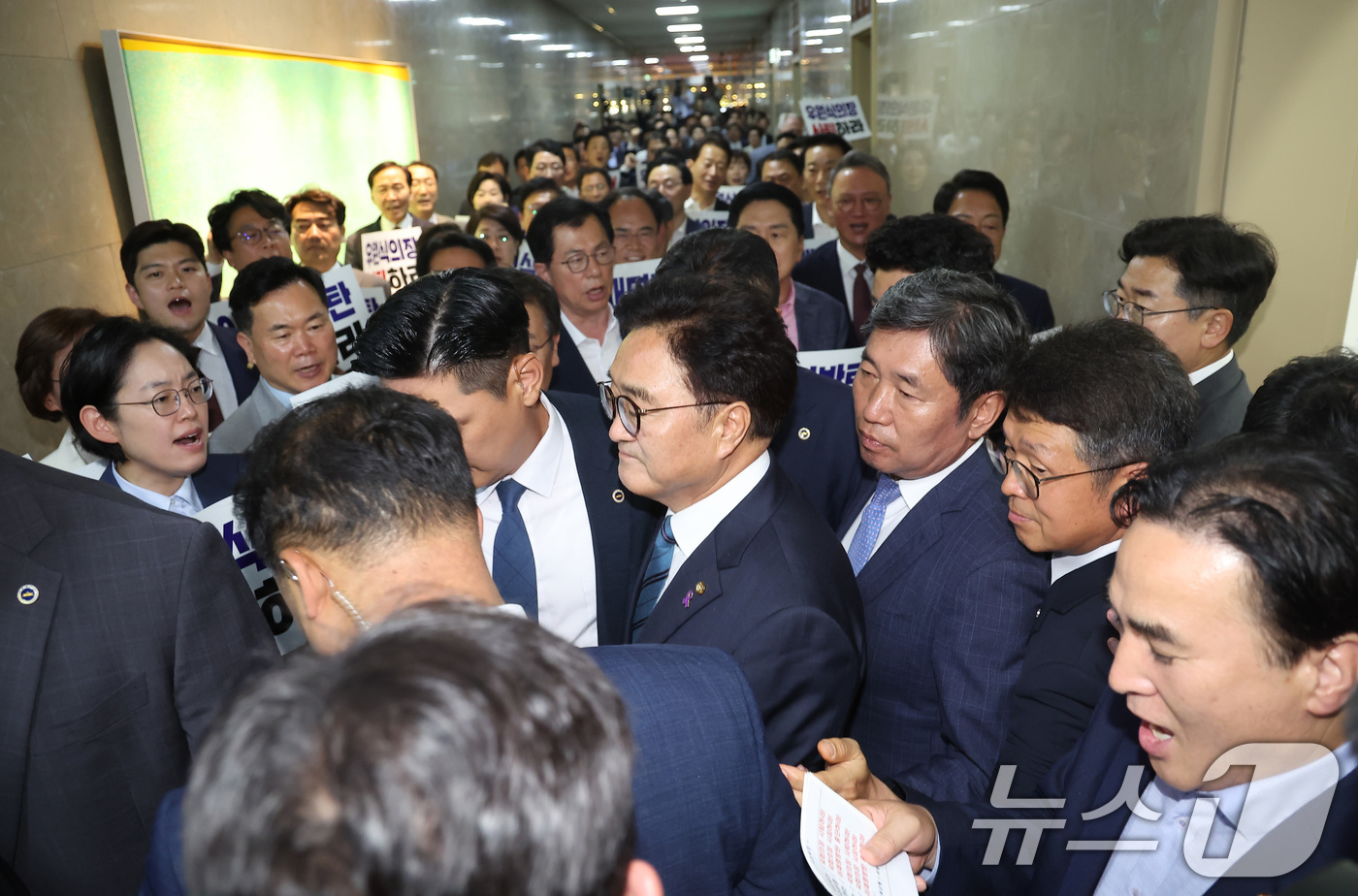(서울=뉴스1) 김민지 기자 = 우원식 국회의장이 10일 오후 서울 여의도 국회 의장실에서 나와 본회의장으로 향하고 있다. 2024.6.10/뉴스1