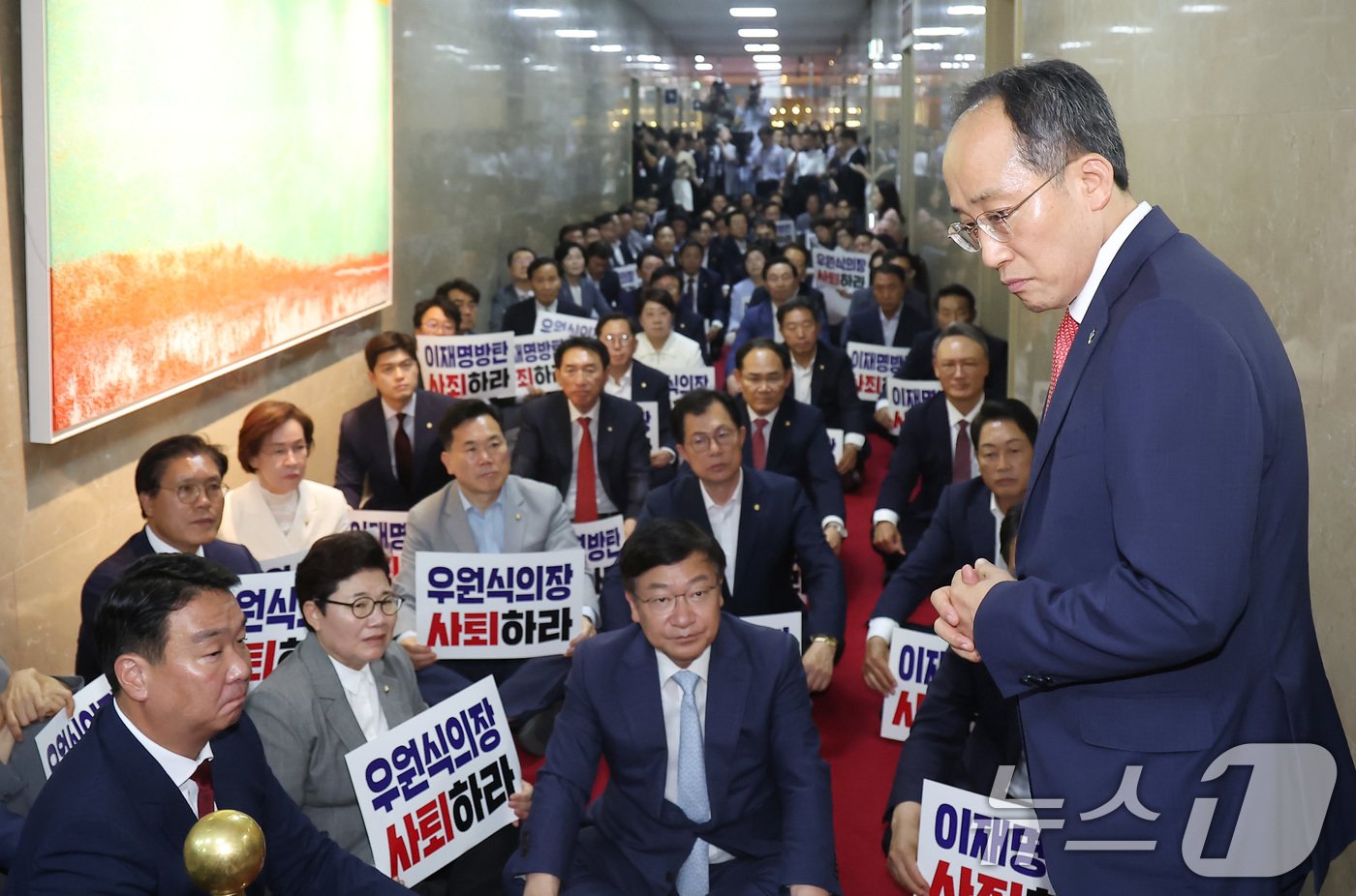 추경호 국민의힘 원내대표가 10일 오후 서울 여의도 국회의장실에서 열린 원내대표 회동을 마친 뒤 협상 결렬 관련 상황을 발표하기 위해 나오고 있다. 2024.6.10/뉴스1 ⓒ News1 김민지 기자