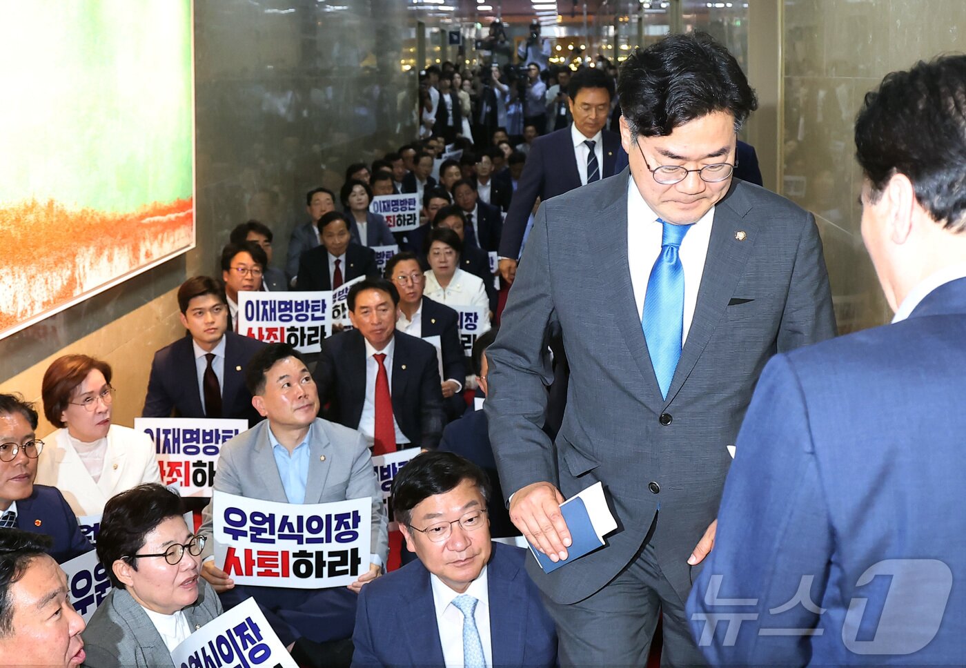 본문 이미지 - 박찬대 더불어민주당 원내대표가 상임위원장 선출을 위한 국회 본회의가 예정된 10일 오후 국회의장실 앞에서 항의농성 중인 국민의힘 의원들 앞에서 굳은 표정을 보이고 있다. 2024.6.10/뉴스1 ⓒ News1 김민지 기자