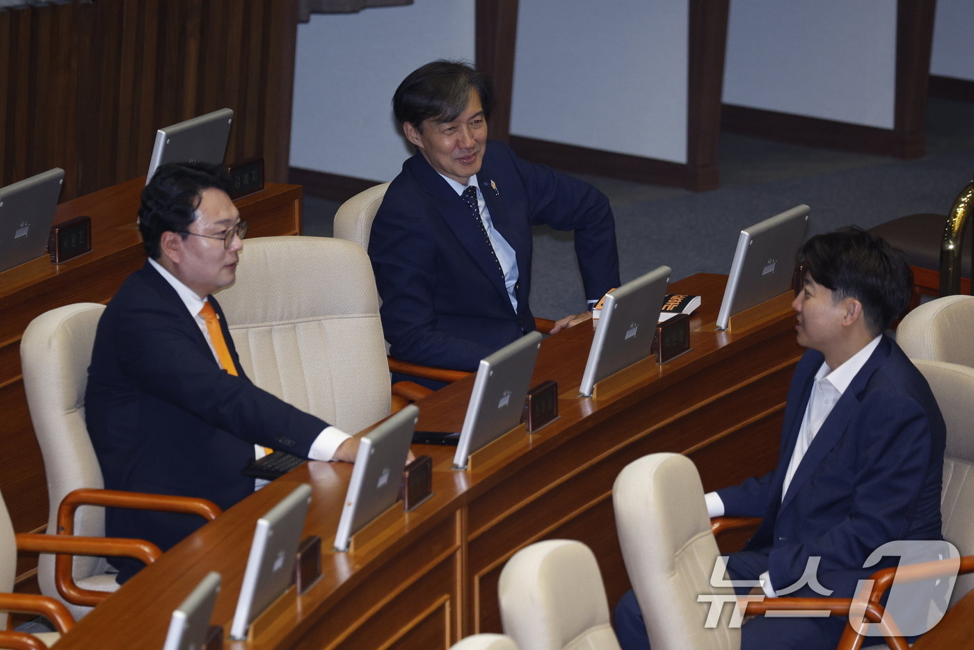 천하람 개혁신당 원내대표&#40;왼쪽부터&#41;와 조국 조국혁신당 대표, 이준석 개혁신당 의원이 10일 오후 서울 여의도 국회 본회의장에서 열린 본회의에서 대화하고 있다. 2024.6.10/뉴스1 ⓒ News1 안은나 기자