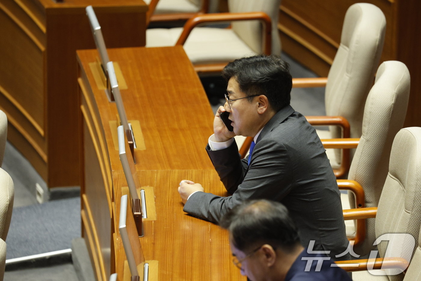 여야가 22대 국회 원 구성을 놓고 끝내 합의에 이르지 못한 10일 오후 서울 여의도 국회에서 열린 본회의에서 박찬대 더불어민주당 원내대표가 전화통화를 하고 있다. 2024.6.10/뉴스1 ⓒ News1 안은나 기자