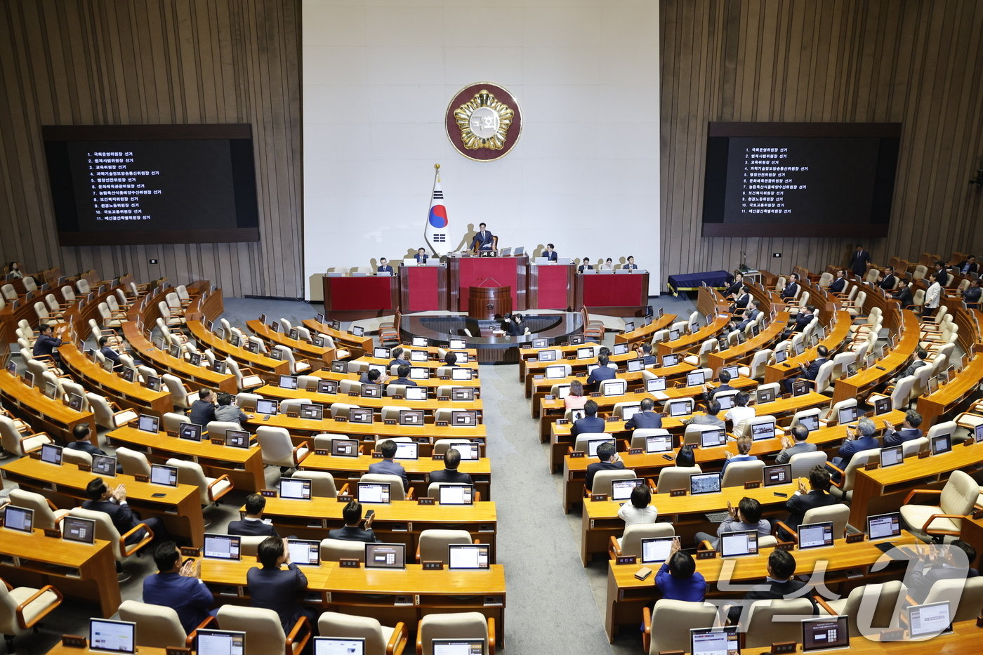 우원식 국회의장이 10일 오후 서울 여의도 국회에서 열린 제415회국회&#40;임시회&#41; 제2차 본회의에서 표결 결과를 발표하고 있다. 2024.6.10/뉴스1 ⓒ News1 안은나 기자