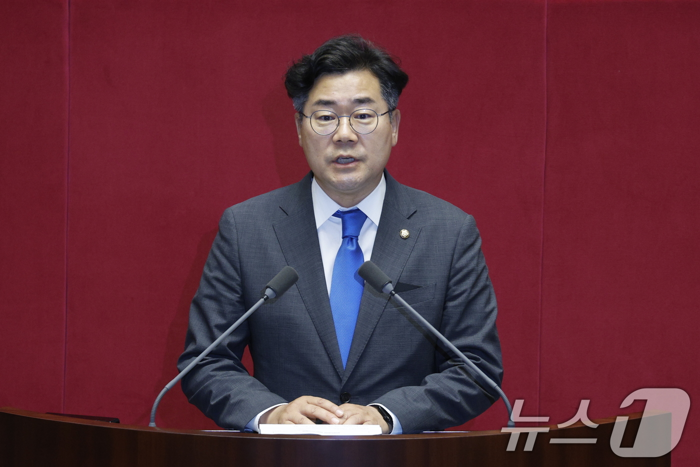 (서울=뉴스1) 안은나 기자 = 국회 운영위원회 위원장에 선출된 박찬대 더불어민주당 원내대표가 10일 오후 서울 여의도 국회에서 열린 본회의에서 당선 소감을 밝히고 있다. 2024 …