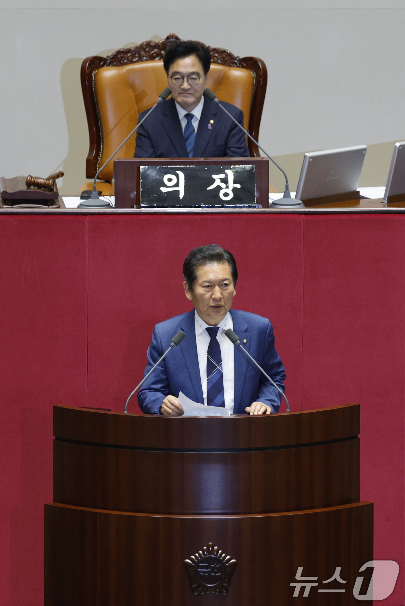(서울=뉴스1) 안은나 기자 = 국회 법제사법위원회 위원장에 선출된 정청래 더불어민주당 의원이 10일 오후 서울 여의도 국회에서 열린 본회의에서 당선 소감을 밝히고 있다. 2024 …
