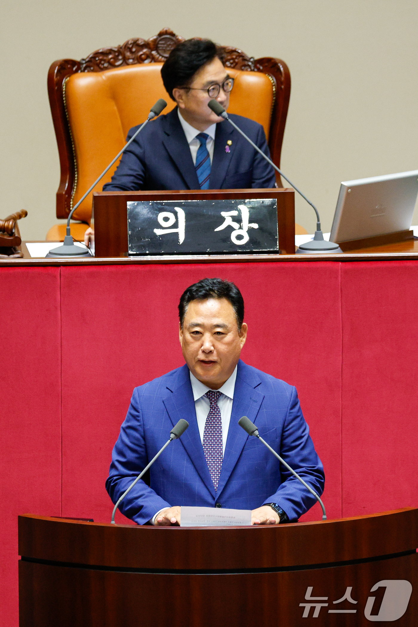 (서울=뉴스1) 안은나 기자 = 국회 농림축산식품해양수산위원회 위원장에 선출된 어기구 더불어민주당 의원이 10일 오후 서울 여의도 국회에서 열린 본회의에서 당선 소감을 밝히고 있다 …