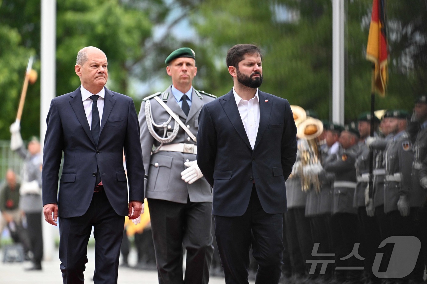 (베를린 AFP=뉴스1) 조소영기자 = 독일을 방문한 가브리엘 보리치 칠레 대통령(오른쪽)이 10일 양국 정상회담에 앞서 올라프 숄츠 독일 총리와 함께 독일 의장대를 사열하고 있다 …