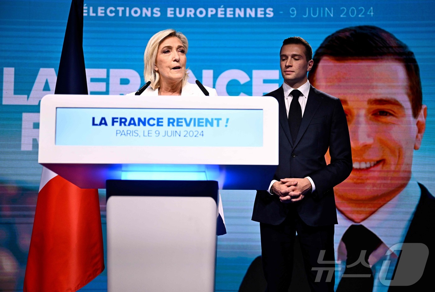 (파리 AFP=뉴스1) 강민경 기자 = 국민연합(RN)의 마린 르펜이 9일(현지시간) 조르당 바르델라와 함께 유럽의회 선거 승리를 선언하고 있다. 2024.6.9ⓒ AFP=뉴스1