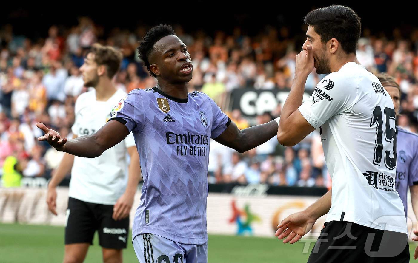 본문 이미지 - 인종차별에 항의하는 비니시우스(가운데) ⓒ AFP=뉴스1