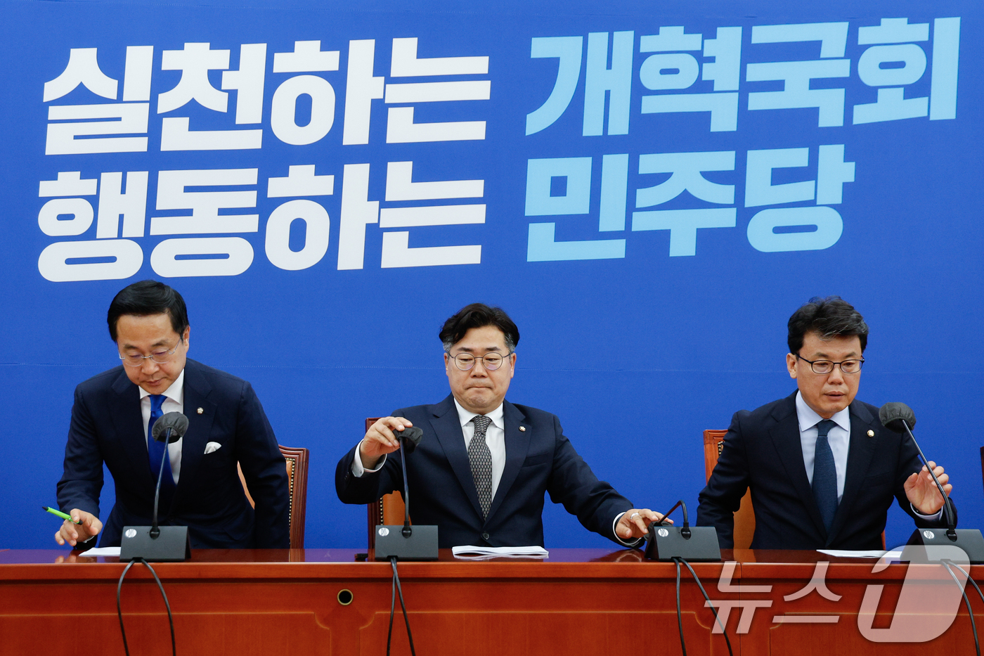 (서울=뉴스1) 안은나 기자 = 박성준 더불어민주당 원내수석부대표(왼쪽부터)와 박찬대 원내대표, 진성준 정책위의장이 11일 오전 서울 여의도 국회에서 열린 원내대책회의에 입장해 작 …