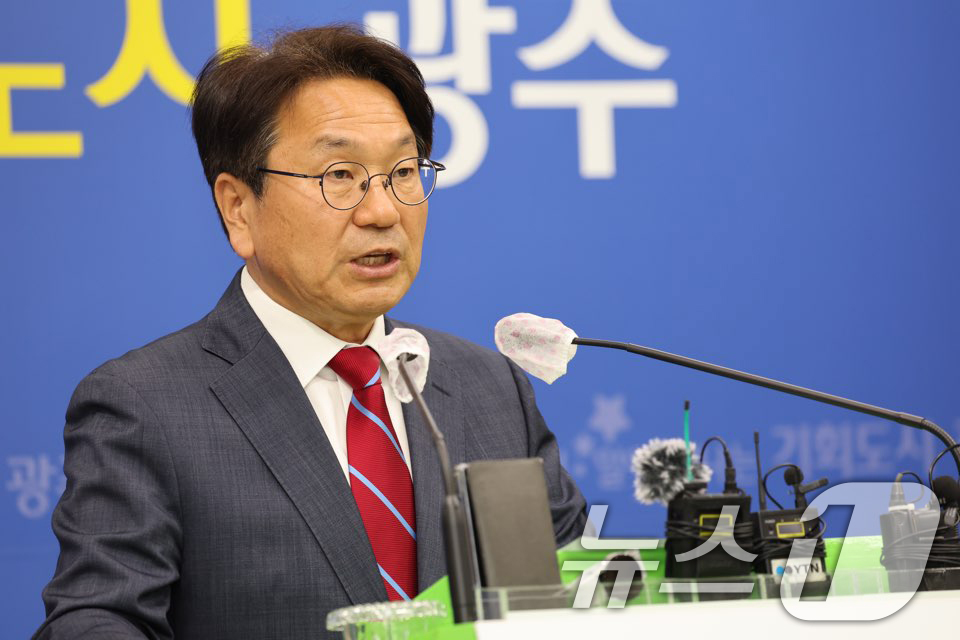 (광주=뉴스1) 김태성 기자 = 강기정 광주시장이 11일 시청 브리핑룸에서 광주 민간·군공항 통합 이전 관련 브리핑을 하고 있다.2024.6.11/뉴스1
