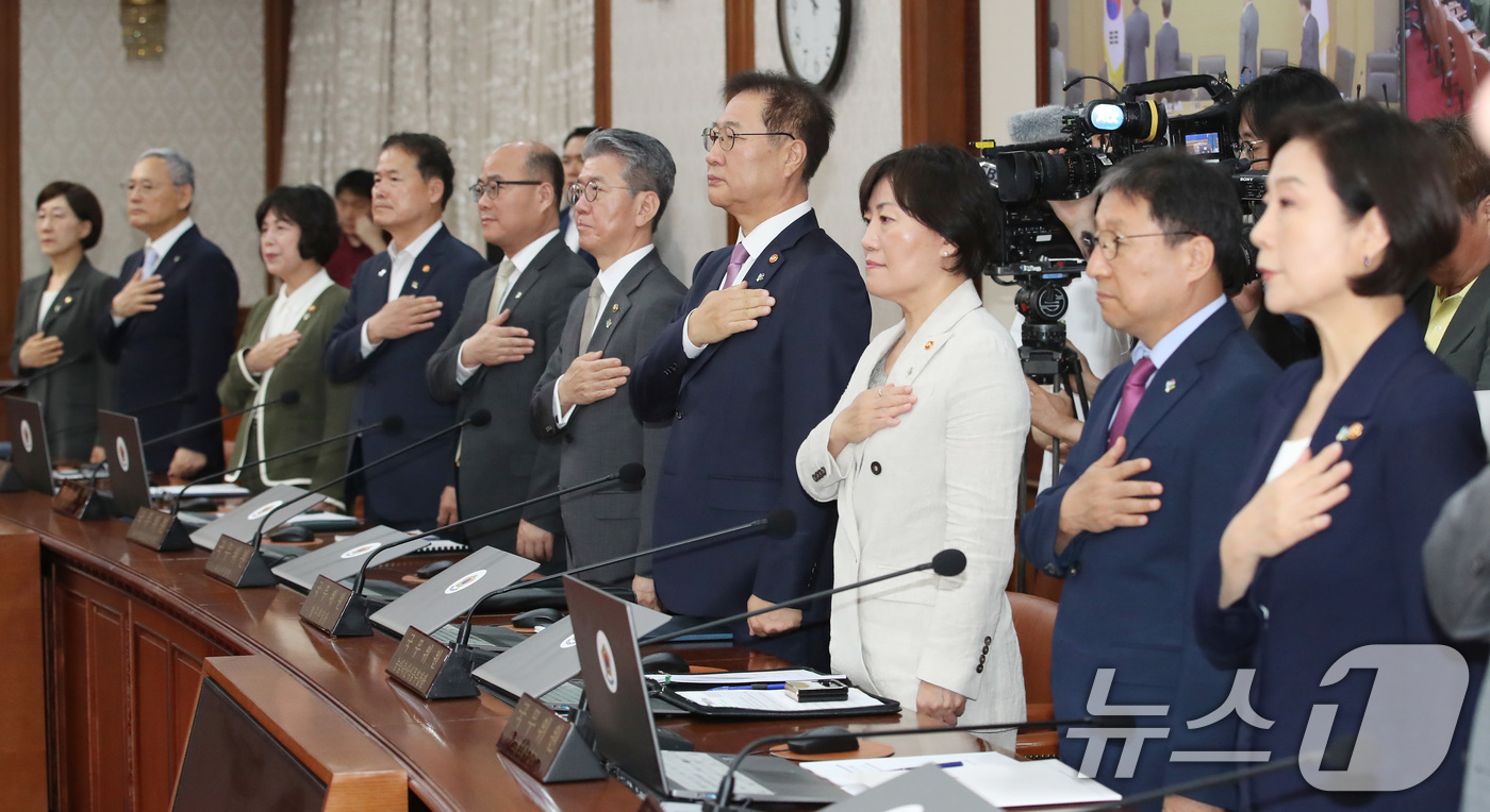(서울=뉴스1) 임세영 기자 = 11일 서울 종로구 정부서울청사에서 열린 국무회의에서 국무위원들이 국민의례를 하고 있다. 2024.6.11/뉴스1