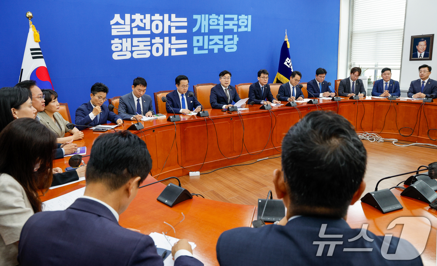 (서울=뉴스1) 안은나 기자 = 박찬대 더불어민주당 원내대표가 11일 오전 서울 여의도 국회에서 열린 원내대책회의에 참석해 모두 발언하고 있다. 2024.6.11/뉴스1