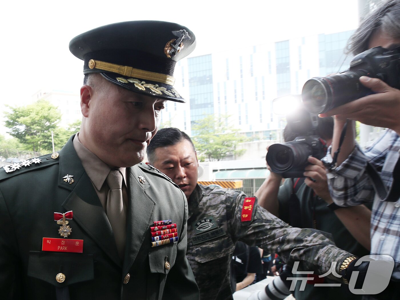 본문 이미지 - 해병대 채모 상병 순직사건 수사 이첩 관련 항명 및 상관명예훼손 혐의로 기소된 박정훈 전 해병대 수사단장(대령)이 11일 오전 서울 용산구 중앙지역군사법원에서 열린 5차 공판에 출석하고 있다. 2024.6.11/뉴스1 ⓒ News1 오대일 기자