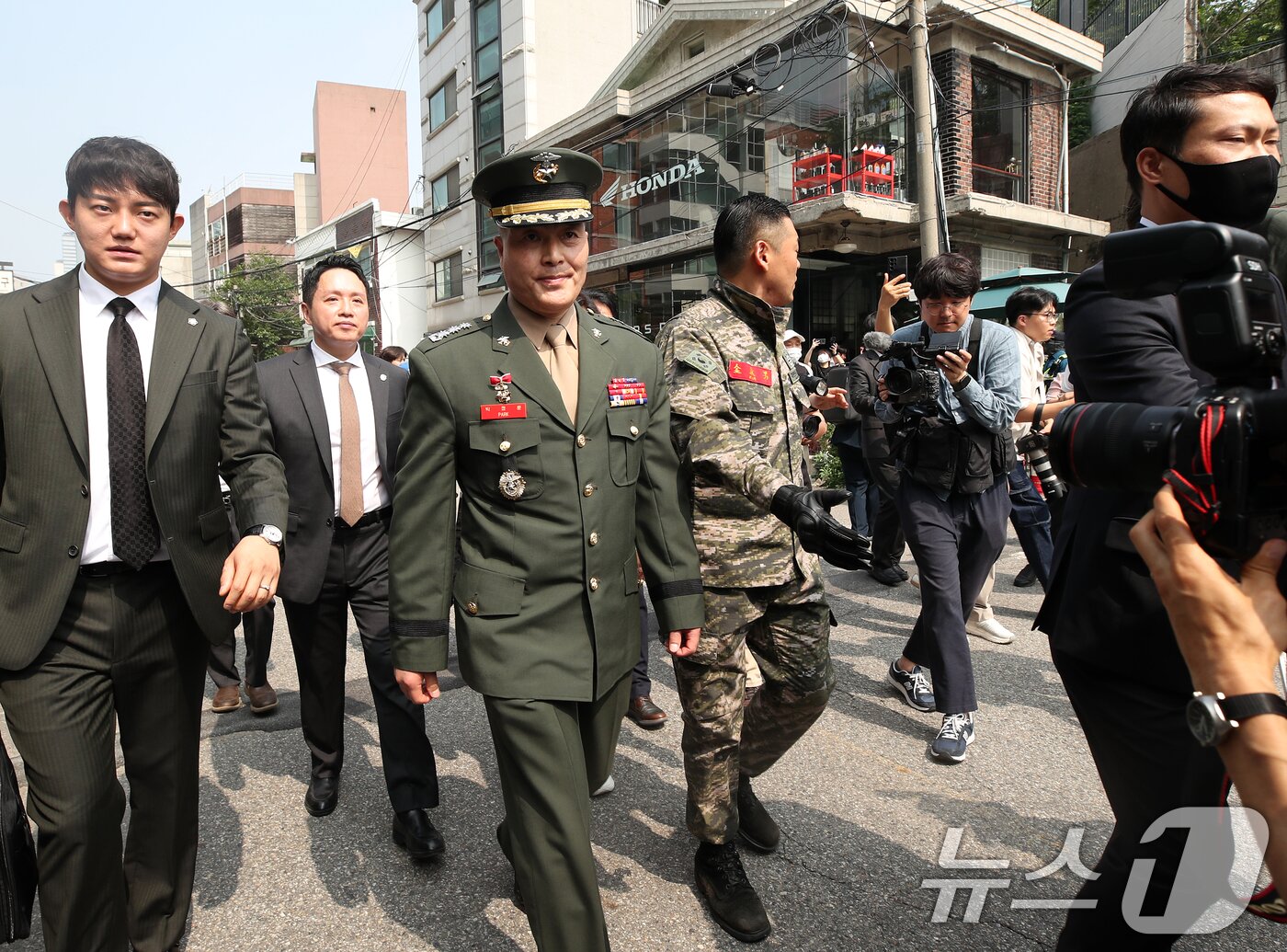 본문 이미지 - 해병대 채모 상병 순직사건 수사 이첩 관련 항명 및 상관명예훼손 혐의로 기소된 박정훈 전 해병대 수사단장(대령)이 11일 오전 서울 용산구 중앙지역군사법원에서 열린 5차 공판에 출석하고 있다. 2024.6.11/뉴스1 ⓒ News1 오대일 기자