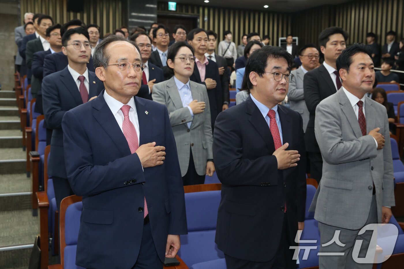 추경호 국민의힘 원내대표와 배준영 원내수석부대표를 비롯한 의원들이 11일 오전 서울 여의도 국회에서 열린 의원총회에서 국민의례를 하고 있다. 이날 국민의힘은 의원총회에서 우원식 국회의장 사퇴 촉구 결의안을 채택했다. 2024.6.11/뉴스1 ⓒ News1 이광호 기자