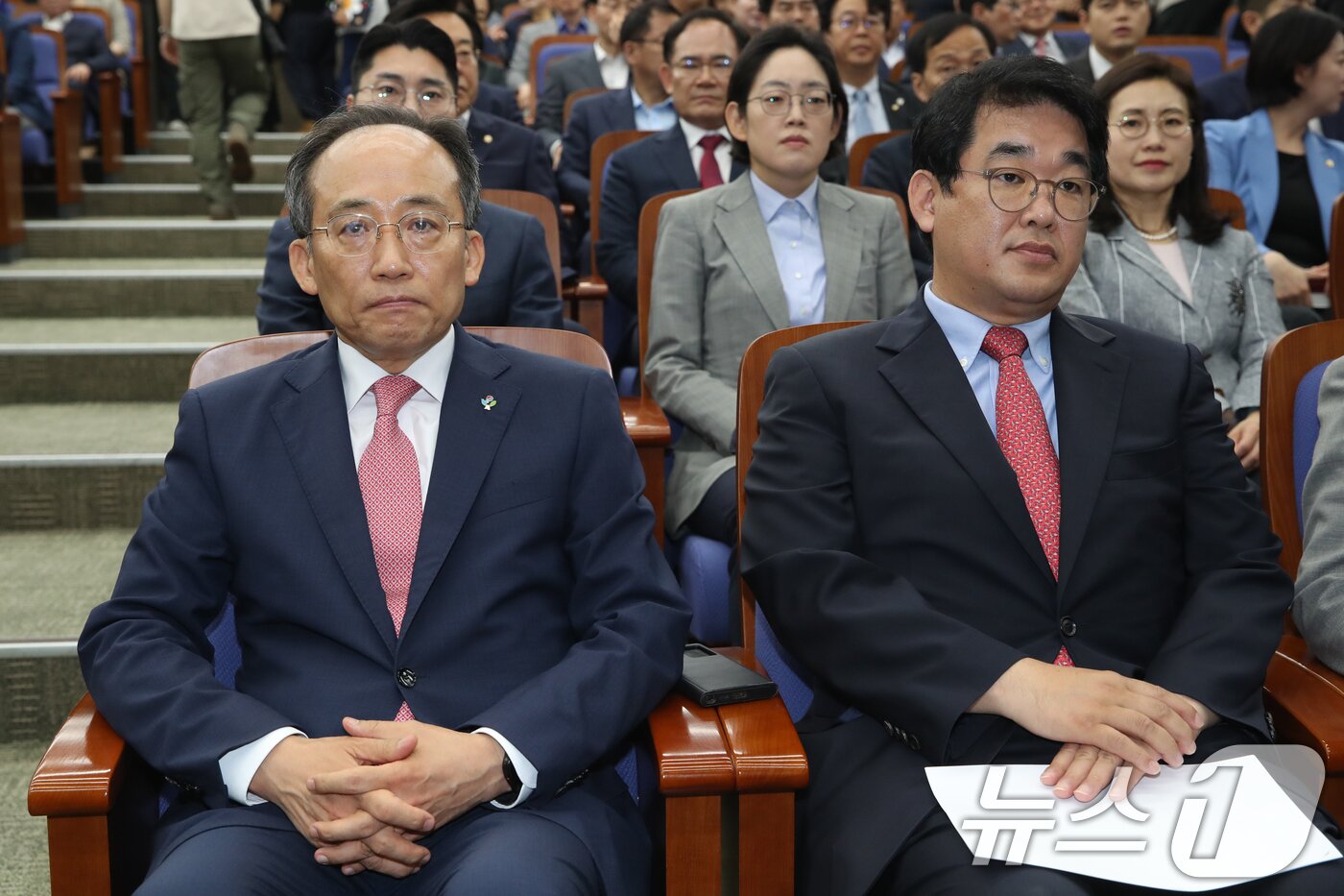 추경호 국민의힘 원내대표와 배준영 원내수석부대표가 11일 오전 서울 여의도 국회에서 열린 의원총회에 참석해 자리에 앉아 있다. 이날 국민의힘은 의원총회에서 우원식 국회의장 사퇴 촉구 결의안을 채택했다. 2024.6.11/뉴스1 ⓒ News1 이광호 기자