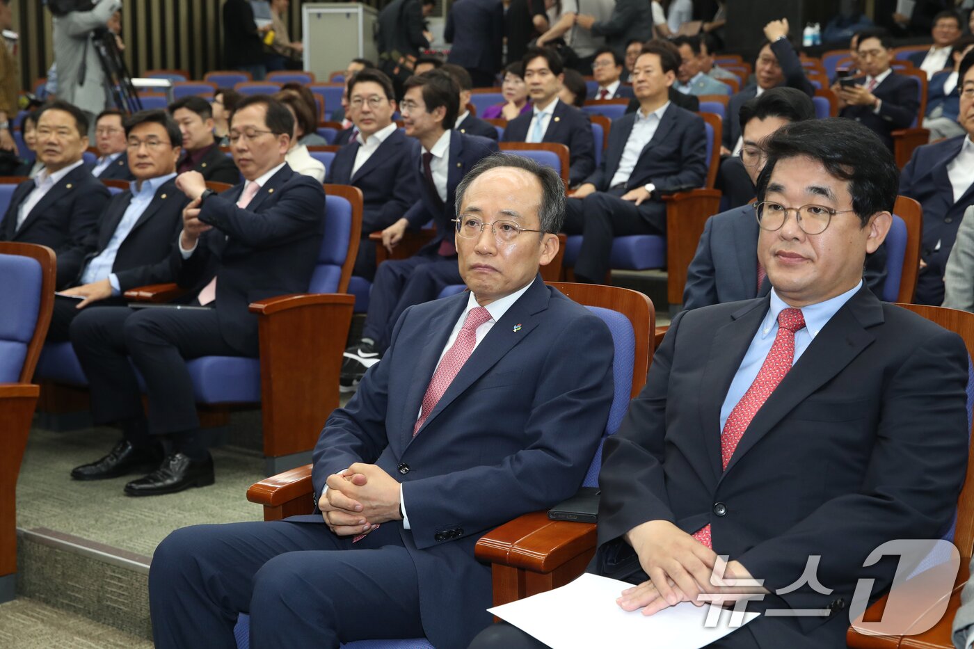 추경호 국민의힘 원내대표와 배준영 원내수석부대표가 11일 오전 서울 여의도 국회에서 열린 의원총회에 참석해 자리에 앉아 있다. 이날 국민의힘은 의원총회에서 우원식 국회의장 사퇴 촉구 결의안을 채택했다. 2024.6.11/뉴스1 ⓒ News1 이광호 기자