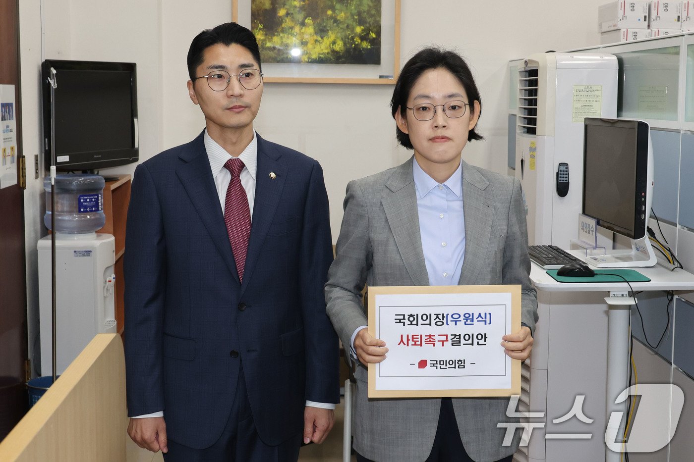 본문 이미지 - 조지연·박준태 국민의힘 의원이 11일 오전 서울 여의도 국회 의안과에 우원식 국회의장 사퇴촉구 결의안을 제출하기 위해 들어서고 있다. 2024.6.11/뉴스1 ⓒ News1 이광호 기자