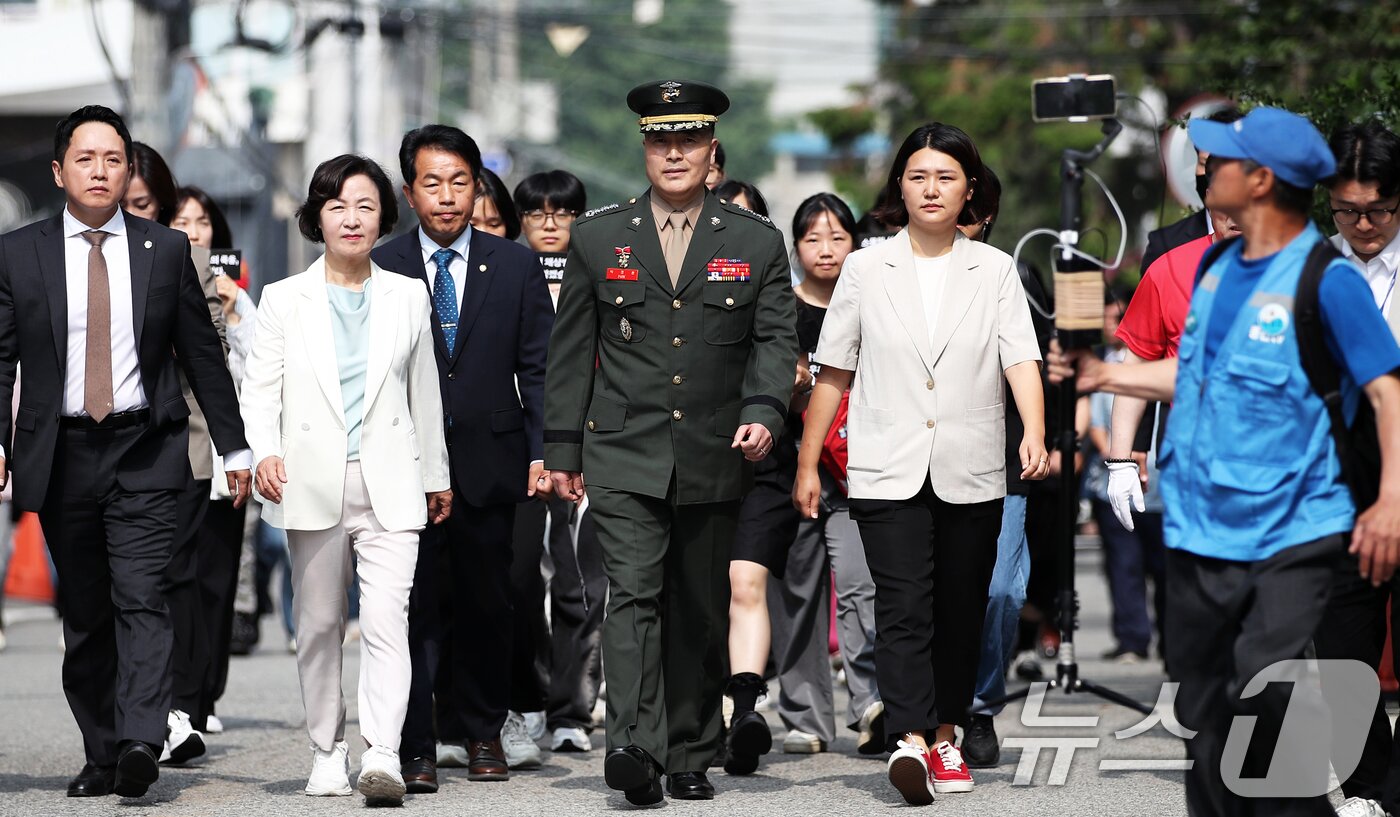 본문 이미지 - 해병대 채모 상병 순직사건 수사 이첩 관련 항명 및 상관명예훼손 혐의로 기소된 박정훈 전 해병대 수사단장(대령)이 11일 오전 서울 용산구 중앙지역군사법원에서 열린 5차 공판에 출석하고 있다. 2024.6.11/뉴스1 ⓒ News1 오대일 기자