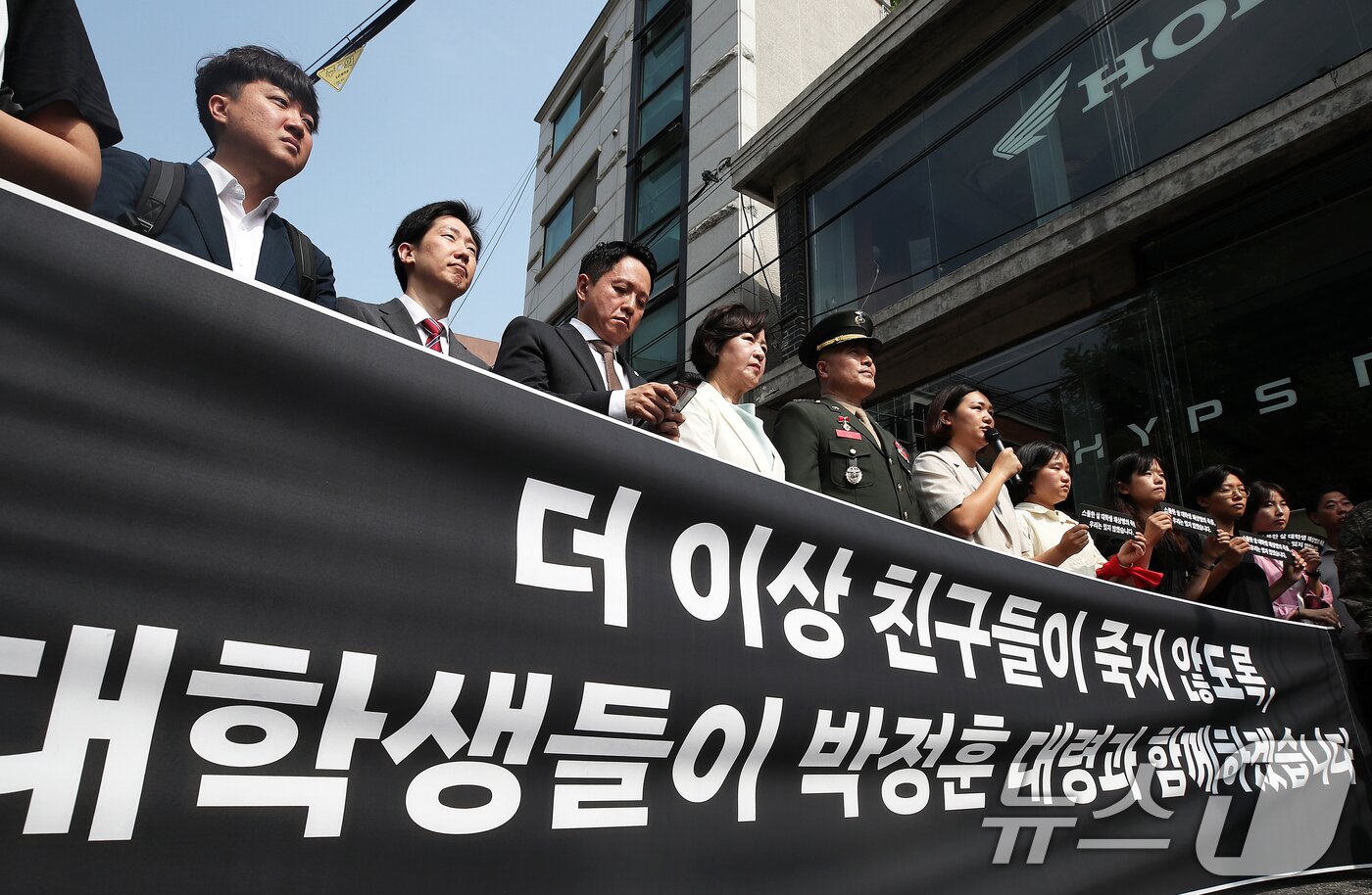 본문 이미지 - 해병대 채모 상병 순직사건 수사 이첩 관련 항명 및 상관명예훼손 혐의로 기소된 박정훈 전 해병대 수사단장(대령)이 11일 오전 서울 용산구 중앙지역군사법원에서 열린 5차 공판에 앞서 진행된 기자회견에서 참석자들의 발언을 듣고 있다. 2024.6.11/뉴스1 ⓒ News1 오대일 기자