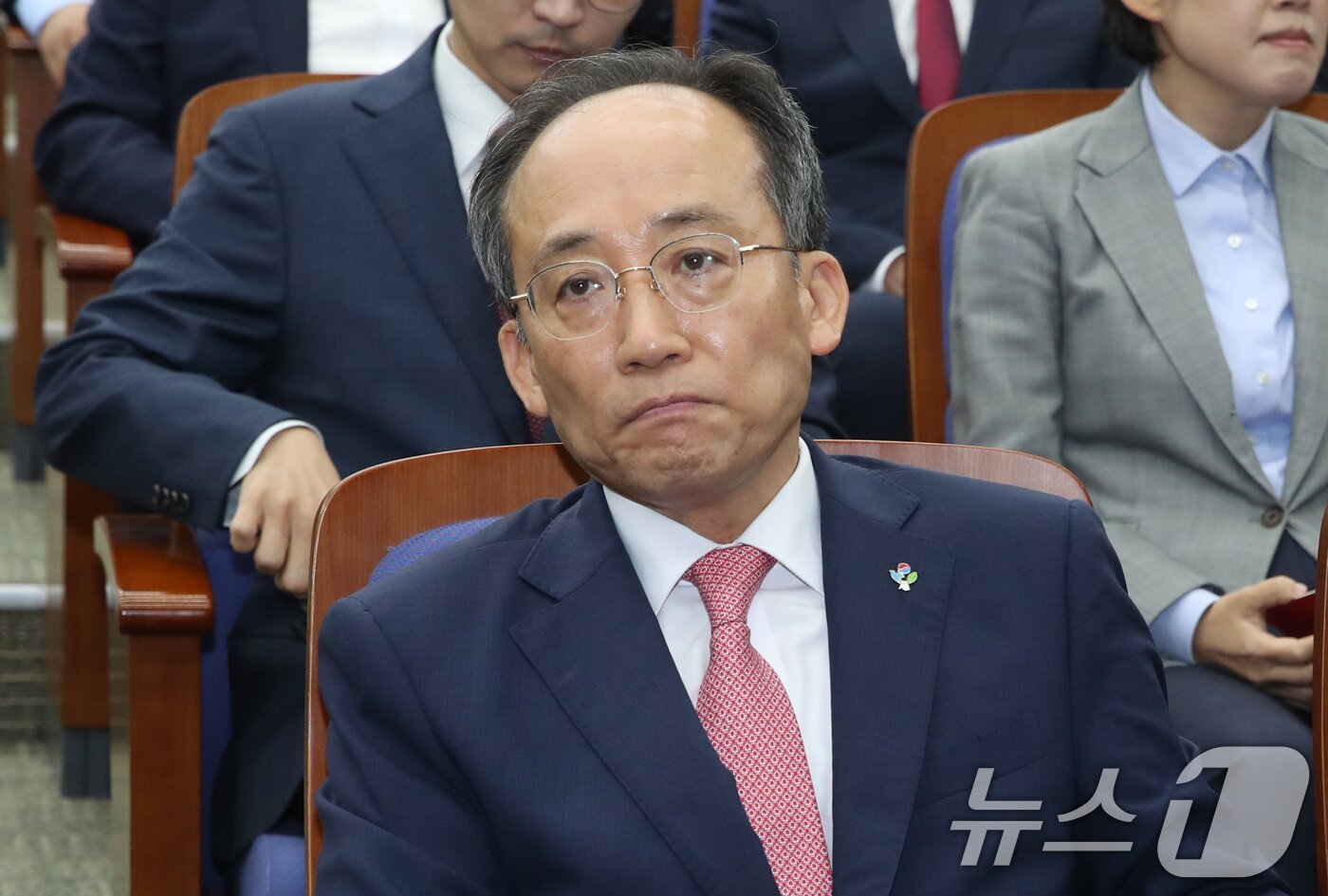본문 이미지 - 추경호 국민의힘 원내대표가 11일 오전 서울 여의도 국회에서 열린 의원총회에 참석해 착잡한 표정을 짓고 있다. 이날 국민의힘은 의원총회에서 우원식 국회의장 사퇴 촉구 결의안을 채택, 의안과에 제출했다. 2024.6.11/뉴스1 ⓒ News1 이광호 기자