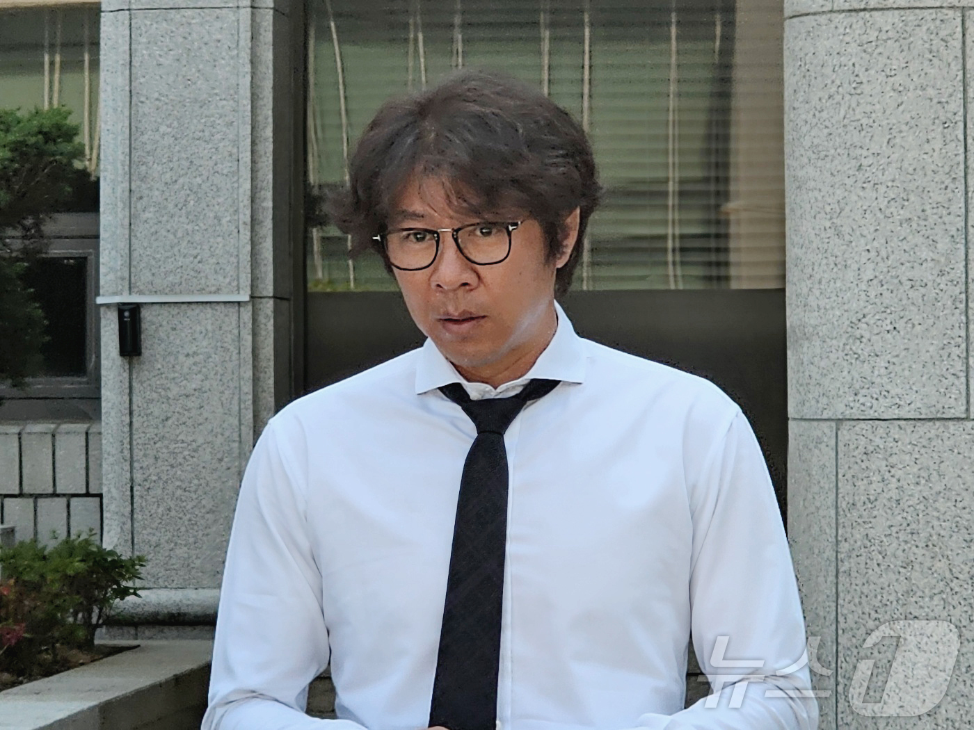 (광주=뉴스1) 최성국 기자 = 11일 오전 전 프로야구 선수 임창용 씨(48)가 광주지방법원에서 사기 혐의로 열린 두번째 공판에 출석하며 취재진 질문에 답하고 있다. 2024.6 …