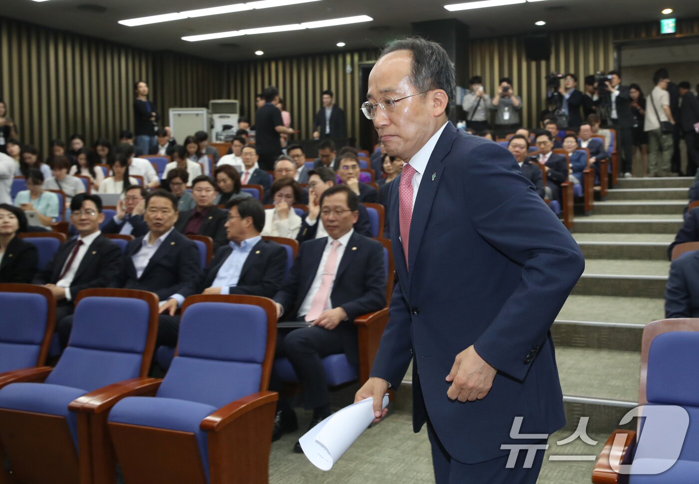 추경호 국민의힘 원내대표가 11일 오전 서울 여의도 국회에서 열린 의원총회에 참석해 발언을 하기 위해 단상으로 향하고 있다. 이날 국민의힘은 의원총회에서 우원식 국회의장 사퇴 촉구 결의안을 채택, 의안과에 제출했다. 2024.6.11/뉴스1 ⓒ News1 이광호 기자