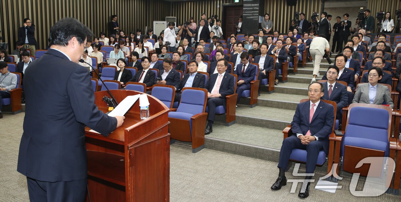 본문 이미지 - 국민의힘 의원들이 11일 오전 서울 여의도 국회에서 열린 의원총회에서 배준영 원내수석부대표의 국회의장 사퇴 결의안 관련 발언을 듣고 있다. 이날 국민의힘은 의원총회에서 우원식 국회의장 사퇴 촉구 결의안을 채택, 의안과에 제출했다. 2024.6.11/뉴스1 ⓒ News1 이광호 기자
