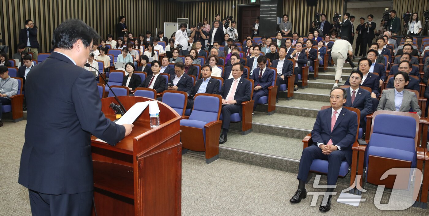 국민의힘 의원들이 11일 오전 서울 여의도 국회에서 열린 의원총회에서 배준영 원내수석부대표의 국회의장 사퇴 결의안 관련 발언을 듣고 있다. 이날 국민의힘은 의원총회에서 우원식 국회의장 사퇴 촉구 결의안을 채택, 의안과에 제출했다. 2024.6.11/뉴스1 ⓒ News1 이광호 기자