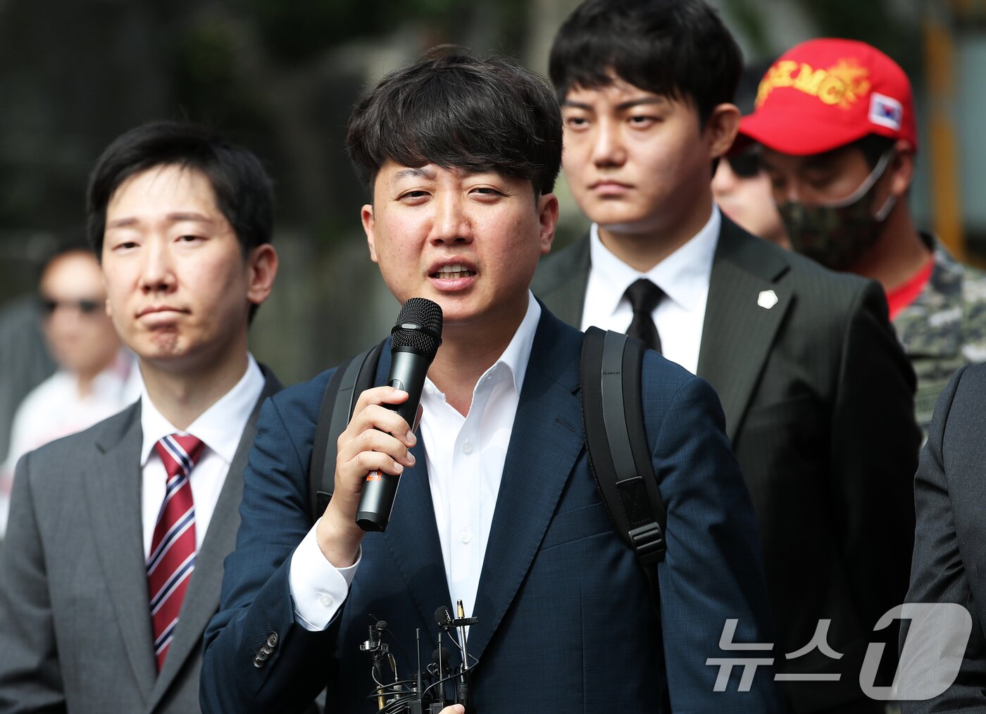 본문 이미지 - 이준석 개혁신당 의원이 11일 오전 서울 용산구 중앙지역군사법원 앞에서 열린 박정훈 전 해병대 수사단장 5차 공판 기자회견에서 발언하고 있다. 2024.6.11/뉴스1 ⓒ News1 오대일 기자