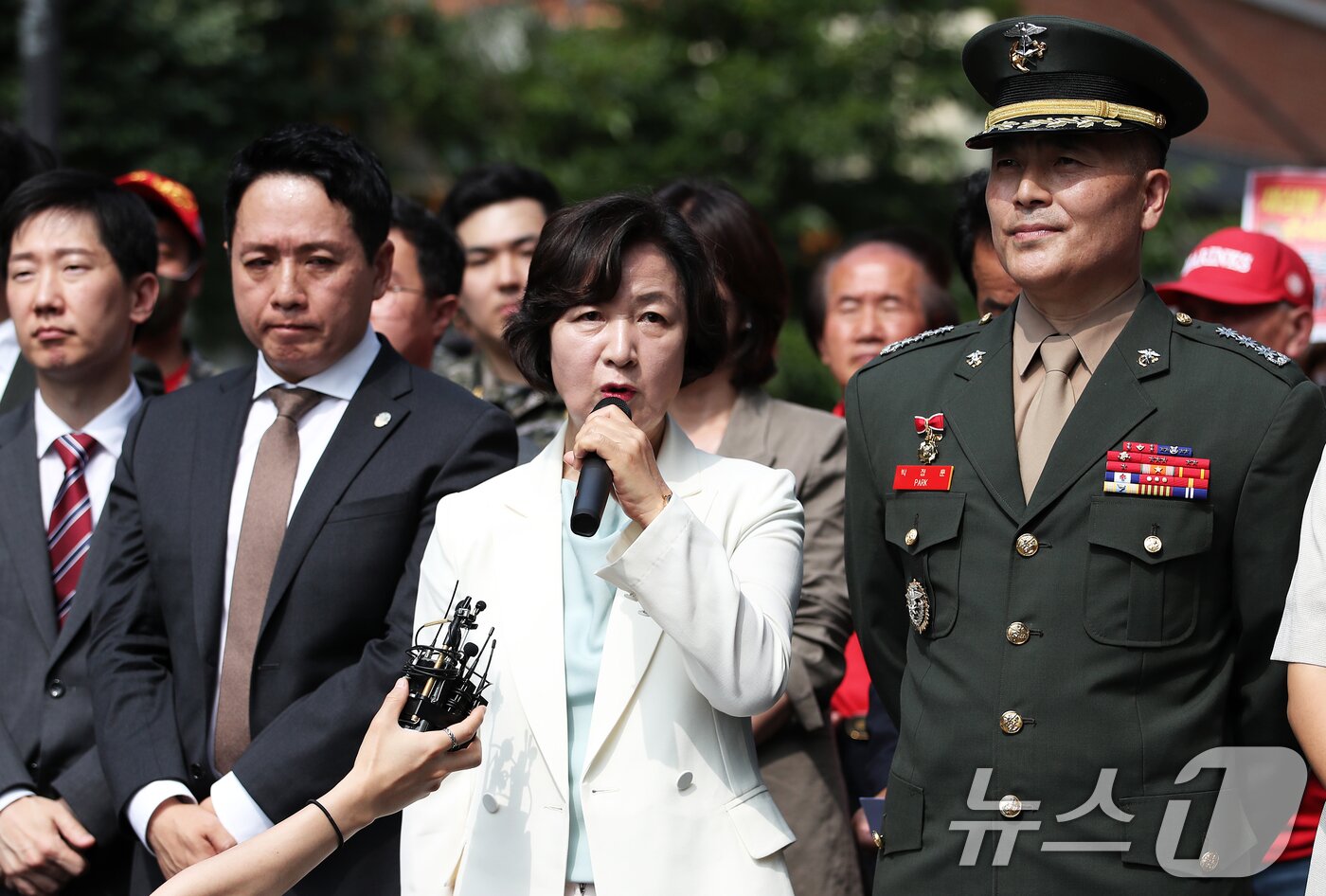 본문 이미지 - 추미애 더불어민주당 의원이 11일 오전 서울 용산구 중앙지역군사법원 앞에서 열린 박정훈 전 해병대 수사단장 5차 공판 기자회견에서 발언하고 있다. 2024.6.11/뉴스1 ⓒ News1 오대일 기자