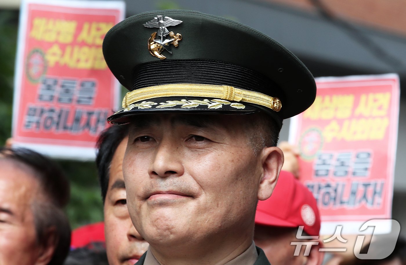 본문 이미지 - 해병대 채모 상병 순직사건 수사 이첩 관련 항명 및 상관명예훼손 혐의로 기소된 박정훈 전 해병대 수사단장(대령)이 11일 오전 서울 용산구 중앙지역군사법원에서 열린 5차 공판에 앞서 진행된 기자회견에서 가벼운 미소를 짓고 있다. 2024.6.11/뉴스1 ⓒ News1 오대일 기자