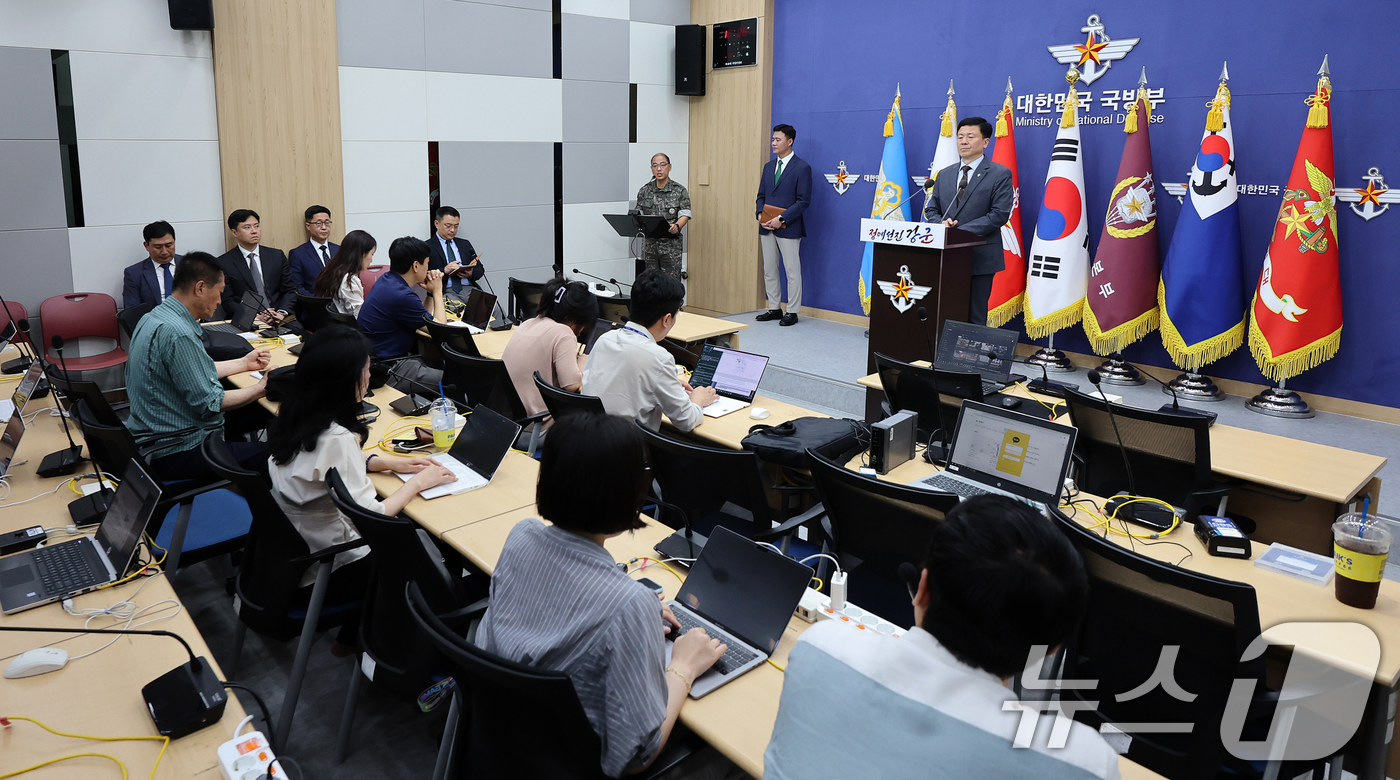 (서울=뉴스1) 김진환 기자 = 이성준 합동참모본부 공보실장(대령)이 11일 서울 용산구 국방부 브리핑룸에서 열린 정례 브리핑에서 지난 9일 북한군의 군사분계선 단순 침범에 관한 …