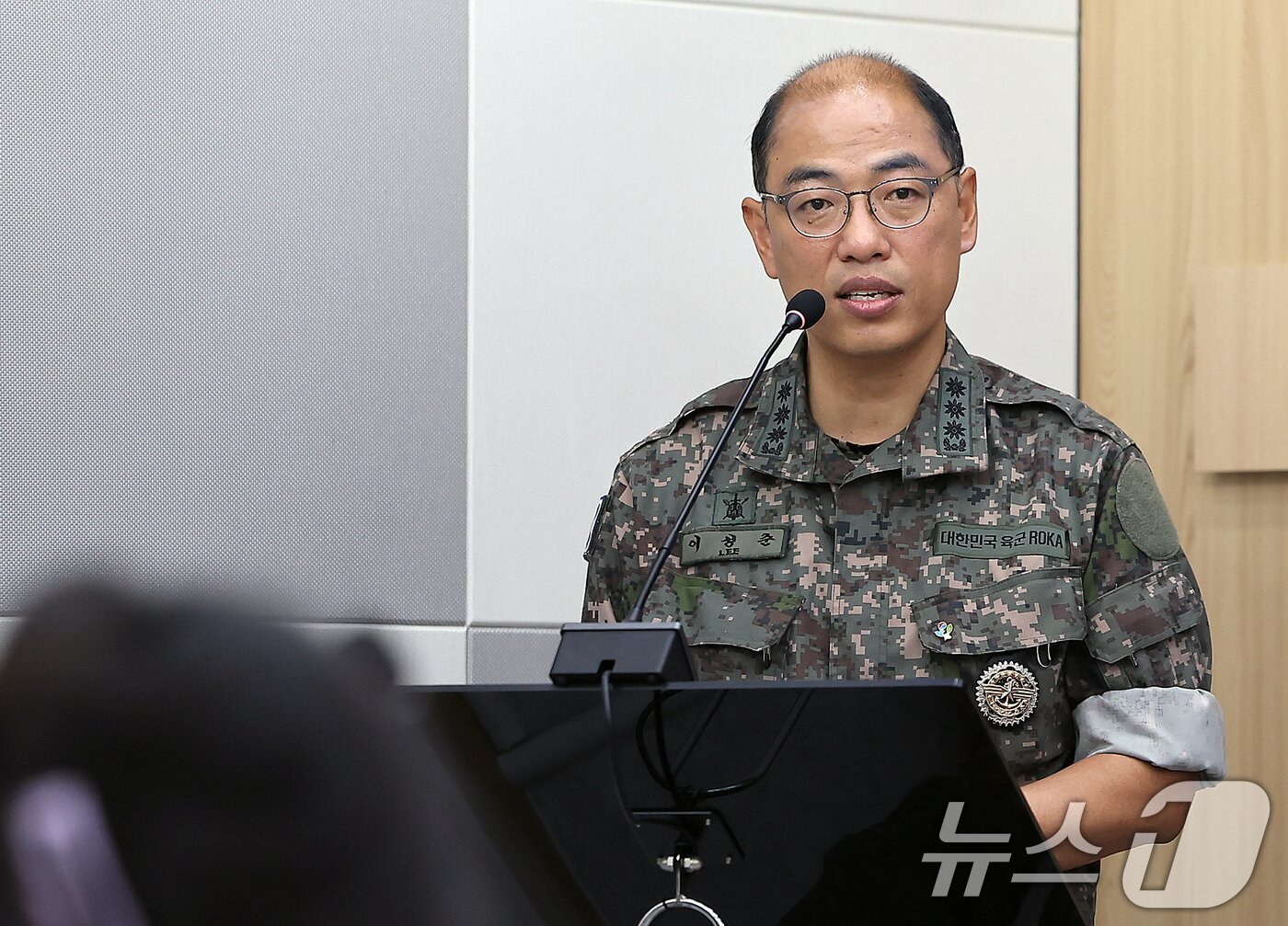 본문 이미지 - 이성준 합동참모본부 공보실장(대령)이 11일 서울 용산구 국방부 브리핑룸에서 열린 정례 브리핑에서 지난 9일 북한군의 군사분계선 단순 침범에 관한 취재진 질문에 답변하고 있다. 2024.6.11/뉴스1 ⓒ News1 김진환 기자