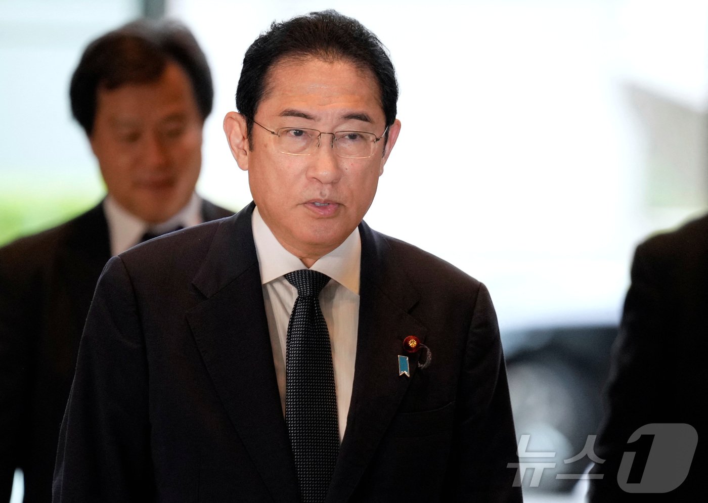 본문 이미지 - 기시다 후미오 일본 총리가 10일(현지시간) 도쿄 총리 관저에서 기욤 장 조세프 마리 룩셈부르크 왕세자와 회담에 도착을 하고 있다. 2024.06.11 ⓒ 로이터=뉴스1 ⓒ News1 우동명 기자