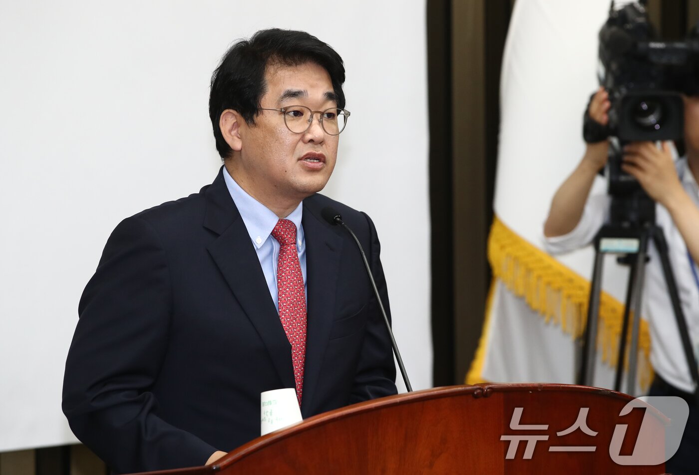 본문 이미지 - 배준영 국민의힘 원내수석부대표가 11일 오전 서울 여의도 국회에서 열린 의원총회에 참석해 발언하고 있다. 이날 국민의힘은 의원총회에서 우원식 국회의장 사퇴 촉구 결의안을 채택, 의안과에 제출했다. 2024.6.11/뉴스1 ⓒ News1 이광호 기자