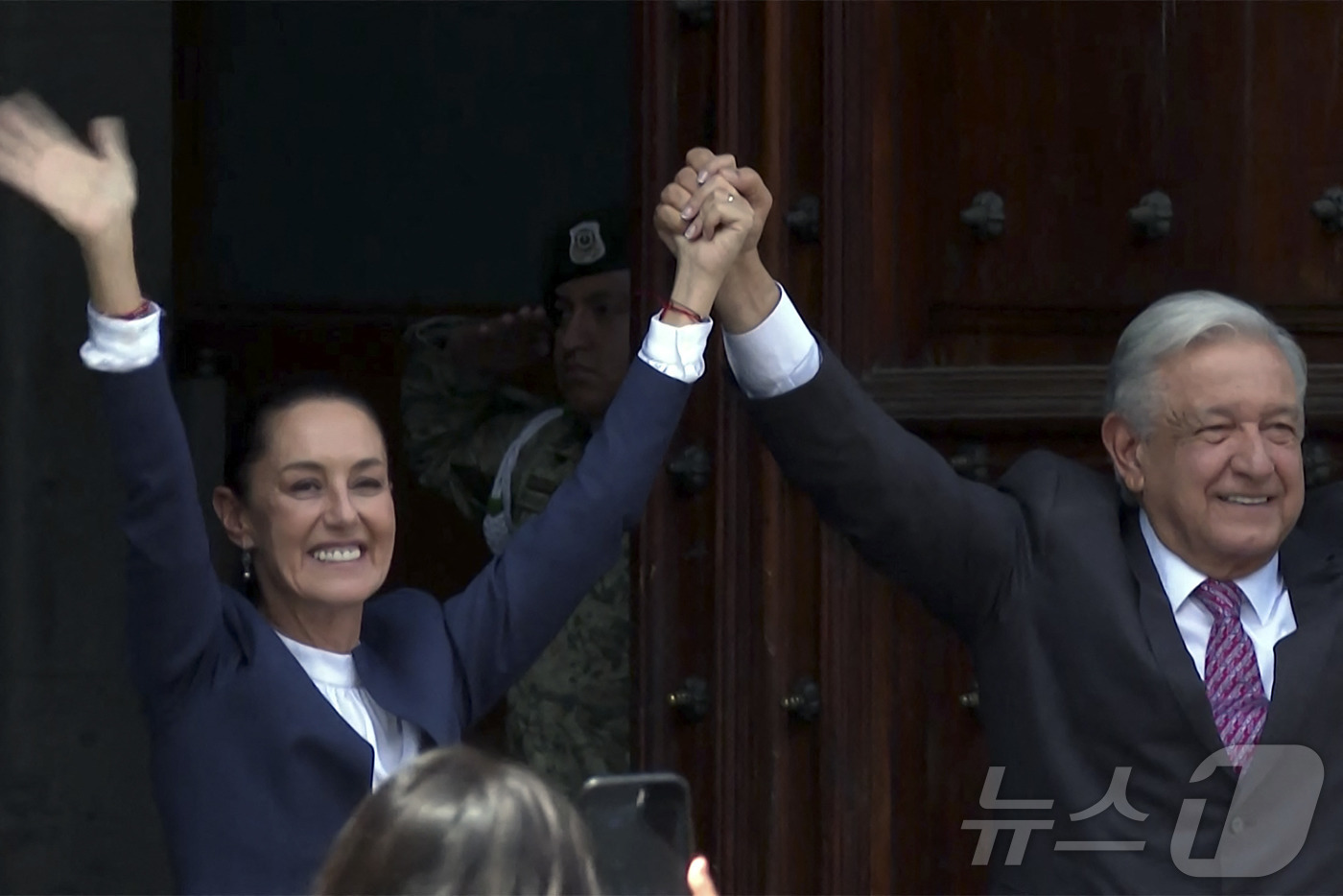 (멕시코 시티 AFP=뉴스1) 우동명 기자 = 안드레스 마누엘 로페스 오브라도르 멕시코 대통령이 10일(현지시간) 멕시코 시티에 있는 멕시코 대통령 궁 입구에서 클라우디아 셰인바움 …