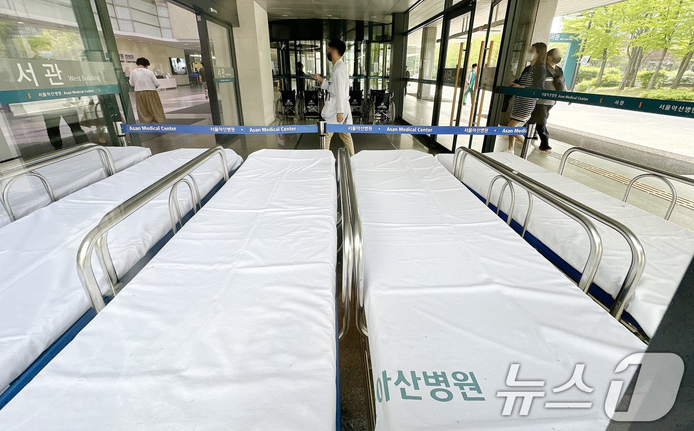 본문 이미지 - 11일 서울 송파구 서울아산병원에서 의료진이 이동하고 있다. 2024.6.11/뉴스1 ⓒ News1 박지혜 기자