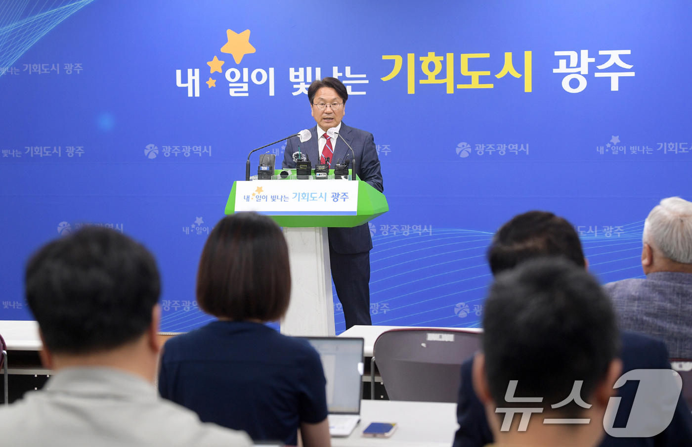 (광주=뉴스1) 박준배 기자 = 강기정 광주시장이 11일 오전 시청 브리핑실에서 무안 민‧군 통합공항 관련 브리핑을 하고 있다. 강 시장은 "광주시, 전남도, 무안군 3자 회동을 …