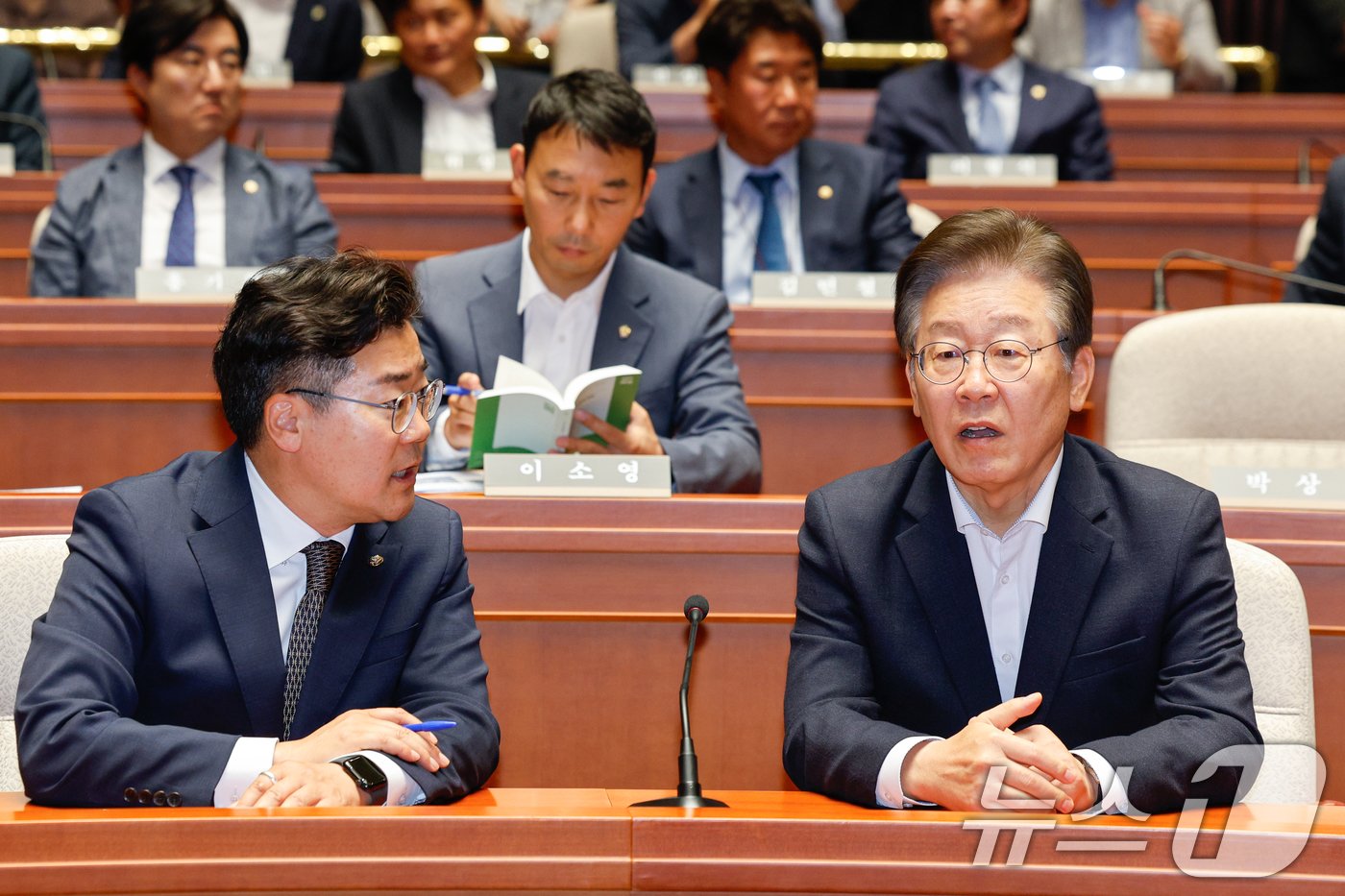 이재명 더불어민주당 대표&#40;오른쪽&#41;와 박찬대 원내대표가 11일 오전 서울 여의도 국회에서 열린 의원총회에 참석해 대화하고 있다. 2024.6.11/뉴스1 ⓒ News1 안은나 기자