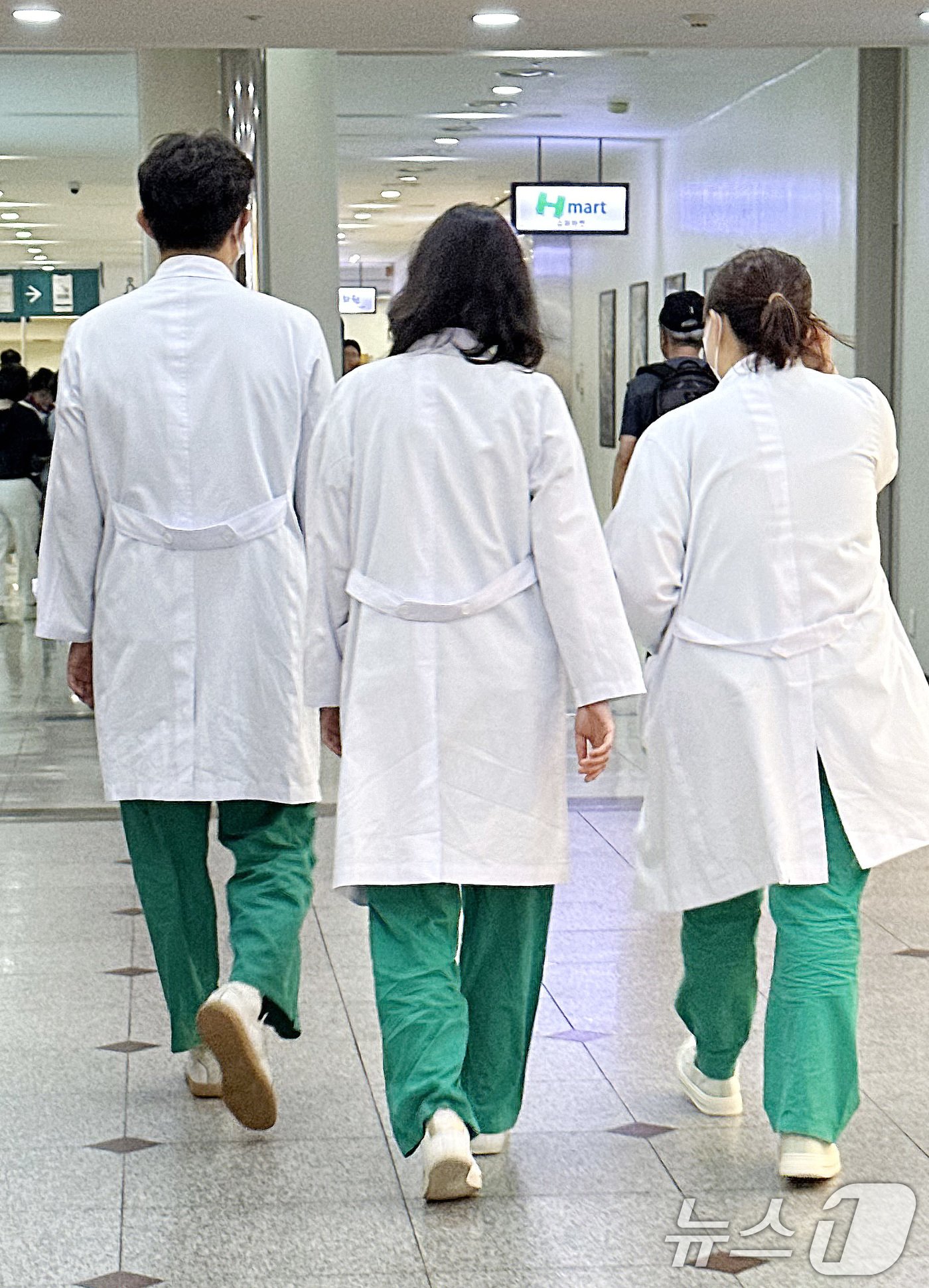 본문 이미지 - 11일 서울 송파구 서울아산병원에서 의료진이 이동하고 있다.. 2024.6.11/뉴스1 ⓒ News1 박지혜 기자
