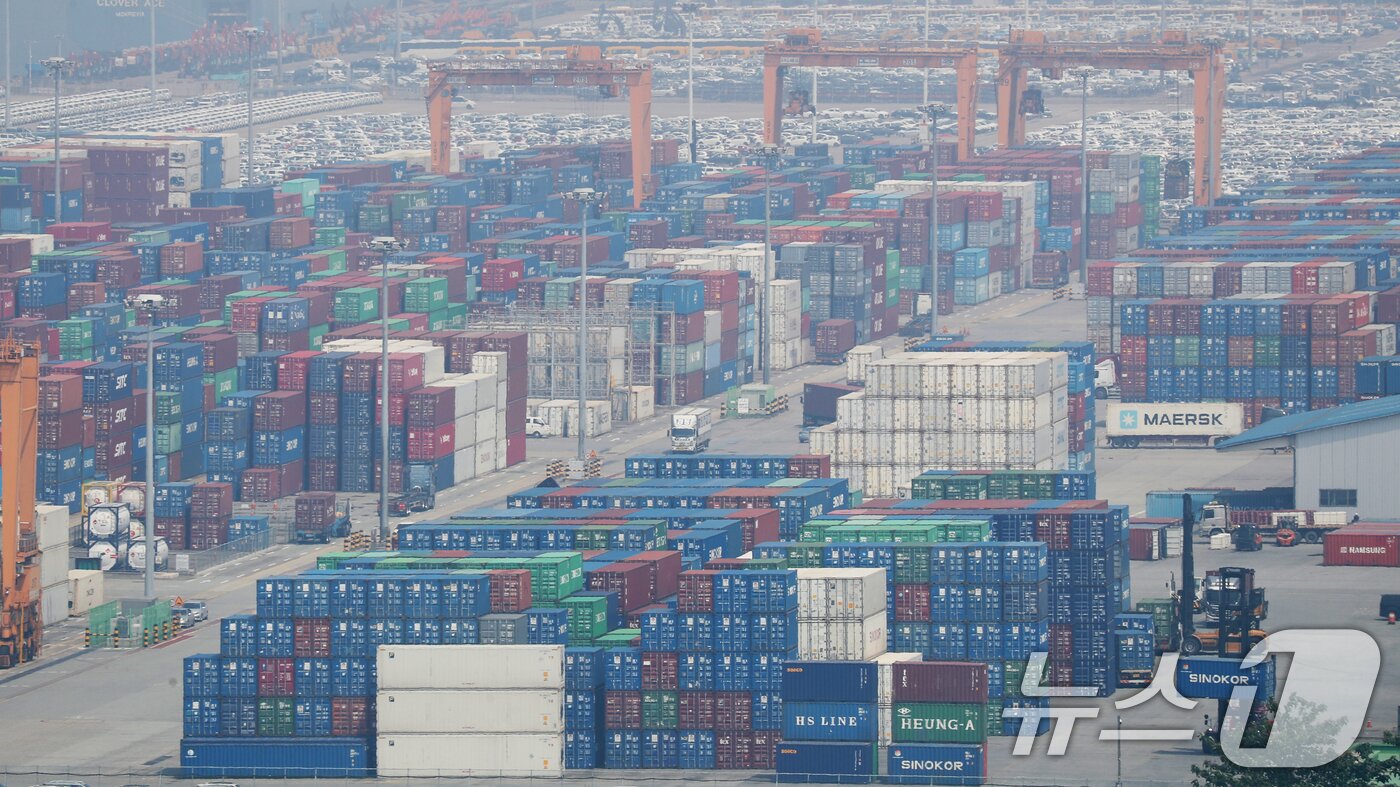 본문 이미지 - 경기 평택시 포승읍 평택항 수출 야적장에 컨테이너들이 쌓여있다.  ⓒ 뉴스1 김영운 기자