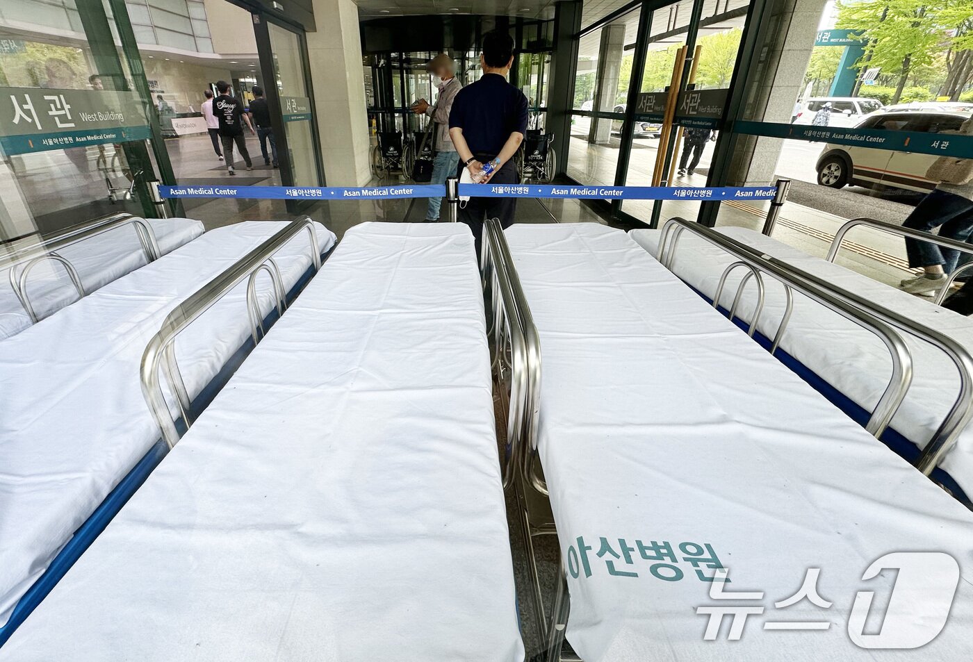 본문 이미지 - 11일 서울 송파구 서울아산병원에서 환자와 보호자들이 이동하고 있다.  2024.6.11/뉴스1 ⓒ News1 박지혜 기자