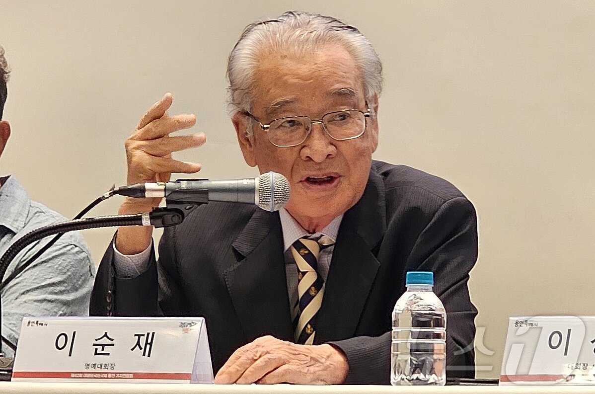 본문 이미지 - 이순재 배우가 11일 용인문화예술원에서 진행된 ‘제42회 대한민국연극제 용인’ 성공개최 기원 기자간담회에서 인사말을 하고 있다. ⓒ News1 김평석 기자