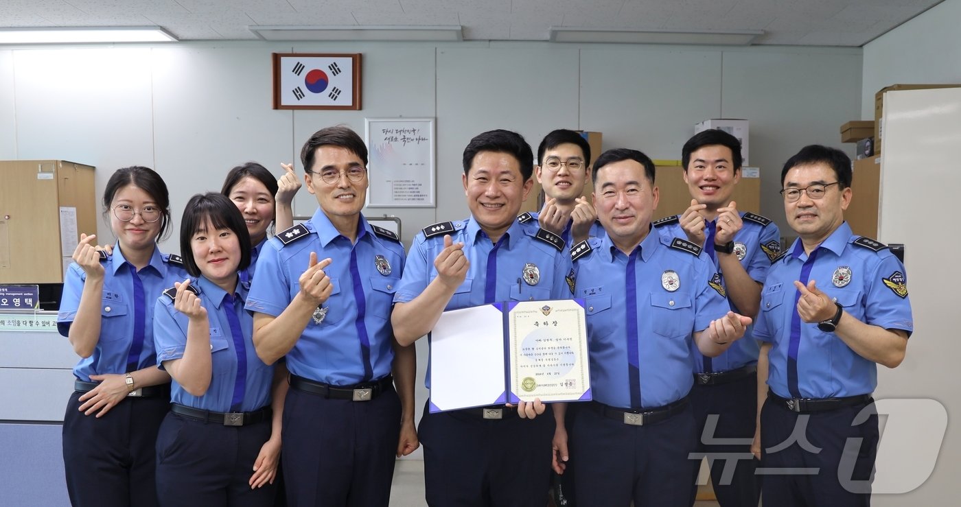 10일 김성종 동해해경청장과 동해해경청 직원들이 지난 4월 아빠가 된 김병주 경사를 축하해 주고 있다.&#40;동해해경청 제공&#41; 2024.6.11/뉴스1