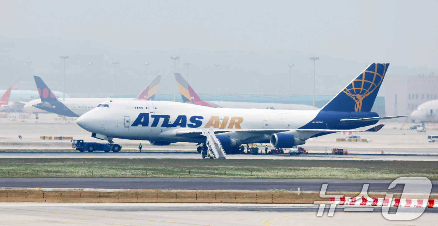 (인천공항=뉴스1) 이승배 기자 = 11일 인천공항 활주로에 아틀라스 항공 화물기가 타이어 펑크로 인해 멈춰 서 있다.이날 인천공항공사에 따르면 미국 앵커리지행 아틀라스항공 화물기 …