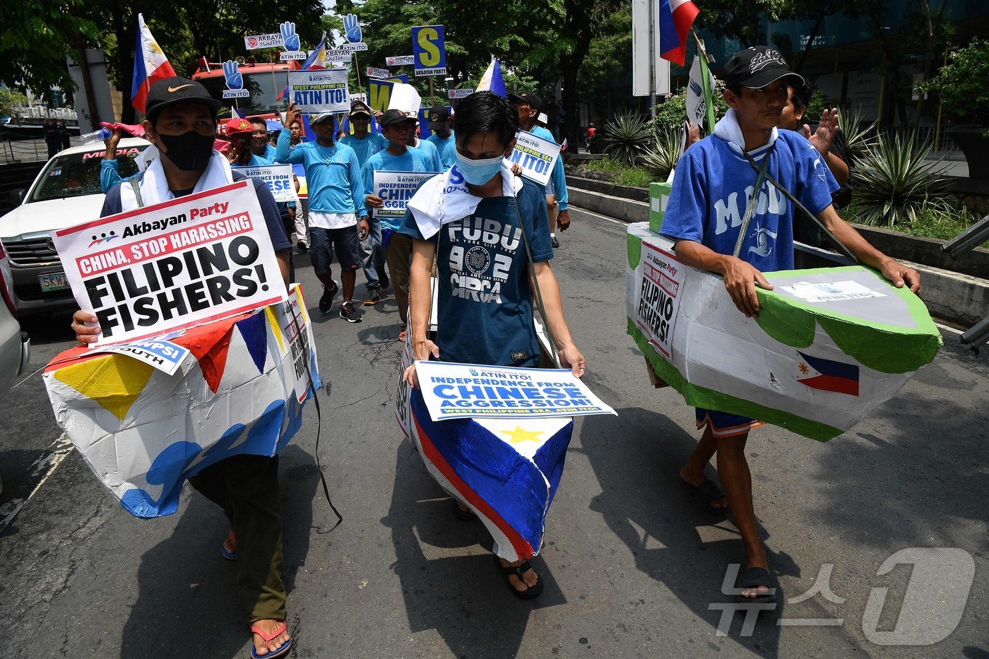 (마닐라 AFP=뉴스1) 권진영기자 = 필리핀 어민들이 어선 모형을 둘러메고 11일 마닐라주재 중국 영사관앞에서 중국의 어업권 방해 행위를 규탄하는 시위를 벌이고 있다.   202 …