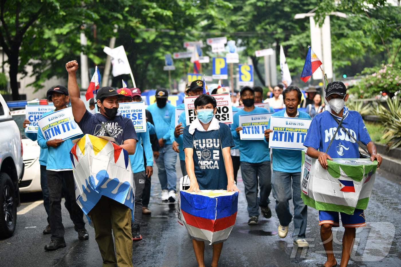 (마닐라 AFP=뉴스1) 권진영기자 = 필리핀 어민들이 어선 모형을 둘러메고 11일 마닐라주재 중국 영사관앞에서 중국의 어업권 방해 행위를 규탄하는 시위를 벌이고 있다. 남중국해상 …